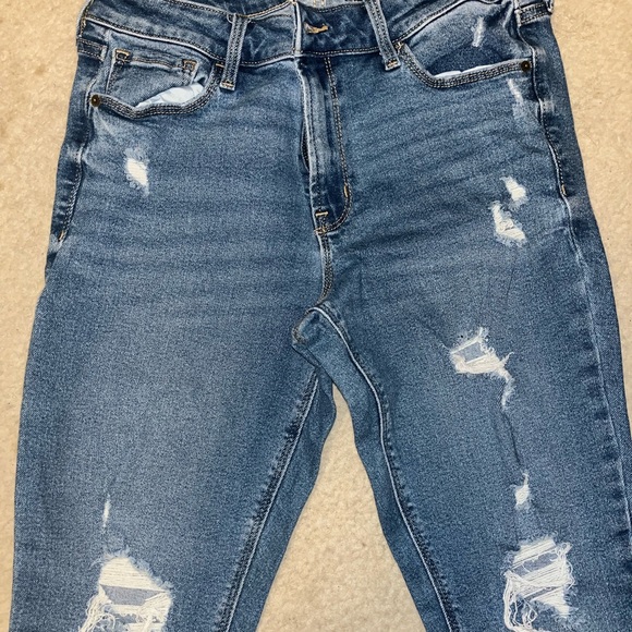 EUC - Old Navy Rockstar Super Skinny Distressed Mid Rise Jeans - Picture 2 of 3